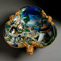Koristellun kolmiapilan muotoinen keraaminen kuppi, jossa kuvataan Hannibalia Alppien ylityksen aikana, valmistettu Urbinossa Fontanan työpajassa, Italia. Noin 1550, Firenze, Museo Nazionale del Bargello