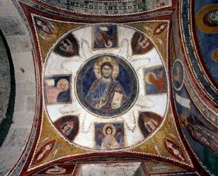 Siunauksen antava Kristus ympäröi 1200-luvun italialaisen koulun freskon evankelistojen symboleja. Anagnin katedraalin kryptan holvi 15. Italia