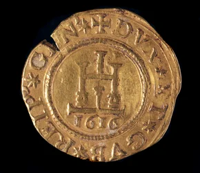 Geenien tasavallan valuutta: kultainen quadrupla Genovan portaalilla. Halkaisija 32 mm. 1616. edessä. Genes Musei di Strada Nuova