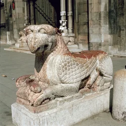 Griffin makaa sokkelilla, 1200-luvun puoliväli