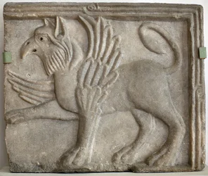 Aarnikotka eli grype. Veistetty matala reliefi, marmoria, Venetsia, Italia, 1100-luku. Kansallisgalleria, Sternbergin palatsi, Praha, Tšekin tasavalta.