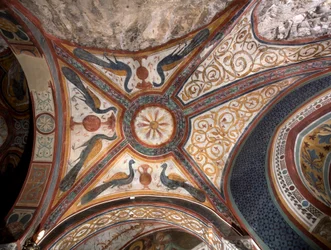 Sisäkuva Saint Gregoiren (Gregorio) kappelista, joka on koristeltu 1200-luvun alun roomalaisen koulukunnan bysanttilaisvaikutteisilla freskoilla. Pyhän Benedetton luostari (Sacro Speco), Subiaco (Rooma), Italia