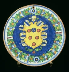 Maiolica-lautanen, jossa on Medicin vaakuna lehtien ja hedelmien reunuksella, italia, 1500-luku