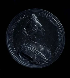 Mantovan Anna Isabellan muotokuvamitalin etupuoli, lyöty 1698. Kirjoitus: ANN-I SAB- D G MANT MONT CAR VIL GVAST ET C (hopea) (kääntöpuoli katso 119198)
