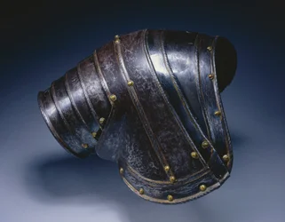 Pauldron oikealle olkapäälle, n. 1560-70 (sininen ja kullattu teräs)