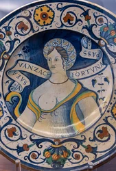 Lautanen koristeltu kauniilla naisen rintakuvalla, kuviollinen, 1500-luvun ensimmäinen puolisko (majolika)