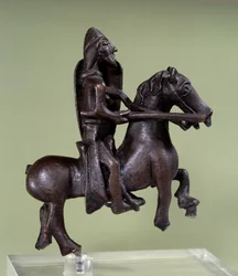 Romaaninen taide: pronssinen ritaripatsas panssariin. Pronssinen veistos italialaisesta koulusta. 11. tai 12. vuosisadalla. Pariisi, Louvre-museo