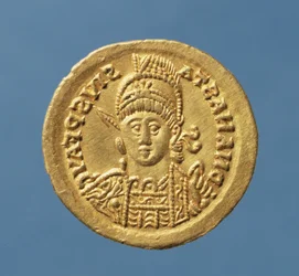 Solidus (kääntöpuoli) lyöty Theodoric I:n (471–526 jKr) itägoottilainen Italian kuningas, joka kopioi Anastasiuksen Bysantin keisarin solidusta (491–518 jKr) (kulta) Kaiverrus: DN ANASTASIVS P F AVG