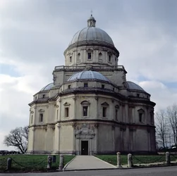 Näkymä Santa Maria della Consolazionesta, jonka suunnitteli Cola da Caprarola ja viimeisteli Ambrosio Barocci ja Francesco da Vita, rakennettu 1508-24