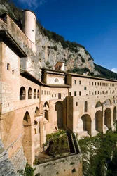 Näkymä 1100-luvulta rakennetulle St. Benedetton (Sacro Speco) luostarille, Subiaco (Rooma), Italia