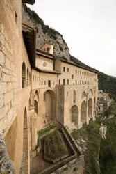 Näkymä 1100-luvulta rakennetulle St. Benedetton (Sacro Speco) luostarille, Subiaco (Rooma), Italia
