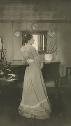 Kameratyö: Rouva C:n muotokuva, 1907.