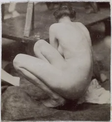 Selvitys naispuolisesta alastomasta mallista katsottuna takaa katsottuna Jacques de Lalaingin studiossa, esiselvitys Musee des Beaux arts, Tournain suihkulähteen elementille ja pyöreälle suihkulähteelle