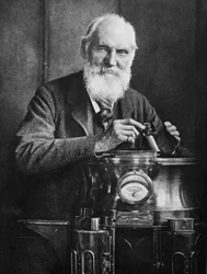 Lord Kelvin, skotlantilainen matemaatikko ja fyysikko, kompassinsa kanssa, 1902