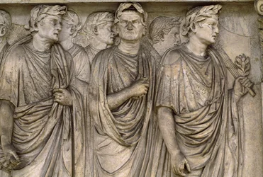 Ara Pacis Augustae, vapaasti seisova alttari, jossa on ryhmä leskiä, tuomareita,, pappeja....