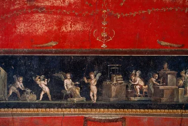 Pompejista paljastettu fresko esittää kultasepäntyötä tekeviä puttoja. Pompeji, Italia.