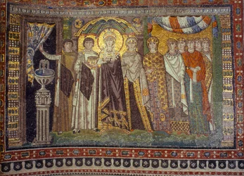 Mosaiikeissa keisarinna Theodora hovinaisineen. San Vitalen kirkko, Ravenna, Italia.