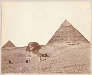 Egypti. Giza. Sfinksi Kheopsin ja Mykerinoksen pyramidien edustalla
