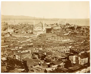 "Nouri Osmanié" [Istanbul. Kaupunkipanoraama, jossa näkyvät moskeijat: Nuruosmaniyen moskeija (keskellä), Sininen moskeija (oikealla taustalla) ja Ayasofya (Hagia Sofia) (vasemmalla)]