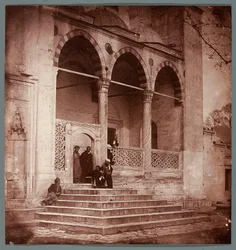 "Süleymaniyen pylväshalli" [Istanbul. Süleymaniye-moskeijan pylväshalli]