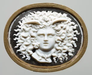 Medusa - James Tassien työpajan johtaja (1735-1799). Värillinen lasi, kullattu paperi