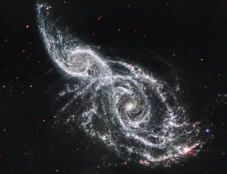 Galaksit IC 2163 ja NGC 2207 (MIRI-kuva)