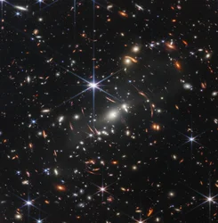 Lensing Galaxy Cluster (Webbin ensimmäinen syväkenttä)