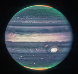 Webbin Jupiter-kuvat esittelevät revontulia ja utukerroksia