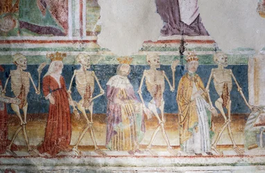 Hrastovljen linnoitettu kirkko, Kolminaisuuden kirkko, Kuolema paavin ja kuningattaren kanssa, Kuoleman tanssi (1490), yksityiskohta Janez Iz Kastvan freskoista, Slovenia