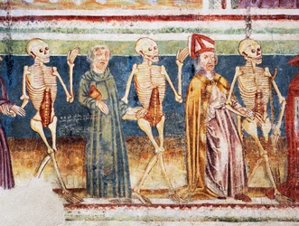 Hrastovljen linnoituskirkko, Kolminaisuuden kirkko, Kuoleman saattaja piispa ja munkki, Kuoleman tanssi (1490), yksityiskohta Janez Iz Kastvan freskoista, Slovenia