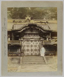 Chinese Gate, Tōshō-gū, Nikko, Japani (käsinvärinen mustavalkokuva)