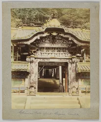 Chinese Gate, Tōshō-gū, Nikko, Japani (käsinvärinen mustavalkokuva)