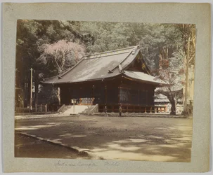 Futa-ara-temppeli, Nikko, Japani (käsinvärinen mustavalkokuva)