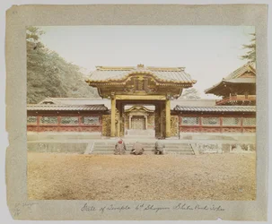 Gate of the Temple of the 6th Shogun, Shiba Park, Tokio, Japani (käsinvärinen mustavalkokuva)