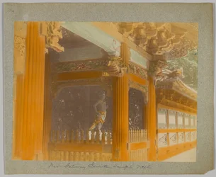 Gateway of Jemitsu Temple, Nikko, Japani (käsinvärinen mustavalkokuva)