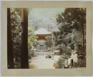 Ikegamin buddhalainen temppeli, Tokio, Japani (käsinvärinen mustavalkoinen kuva)