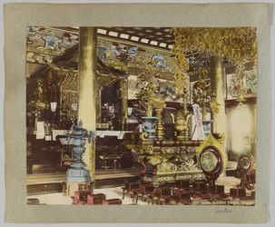 Buddhalaisen temppelin sisällä, Ikegami, Tokio, Japani (käsinvärinen mustavalkokuva)