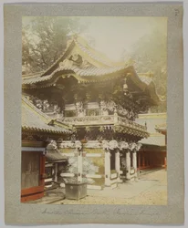 Kiinan portin sisällä, Tōshō-gū, Nikko, Japani (käsinvärinen mustavalkokuva)