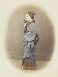 Japanilainen nainen perinteisessä mekossa (käsinvärinen mustavalkokuva)