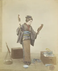 Japanilainen nainen peilien kanssa