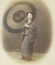 Japanilainen nainen sateenvarjolla (käsinvärinen mustavalkokuva)