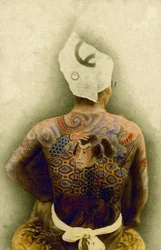Mies perinteisellä japanilaisella Irezumi-tatuoinnilla, n. 1880 (käsinvärjätty albumikuva)