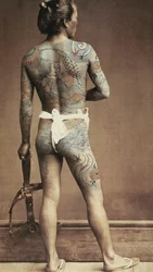 Mies, jolla on erityisesti japanilainen tatuointi. Valokuva, käsinvärjätty. Noin 1880