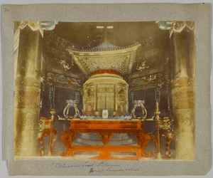 Kahdeksankulmainen 2. Shogunin hauta, Shiba Park, Tokio, Japani (käsinvärinen mustavalkokuva)