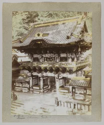 Kiinan portin ulkopuolella, Tōshō-gū, Nikko, Japani (käsinvärinen mustavalkokuva)