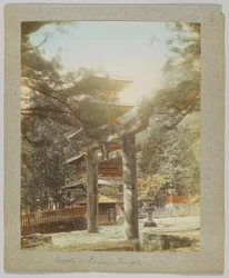 Pagodi Tōshō-gūssa, Nikko, Japani (käsinvärinen mustavalkokuva)