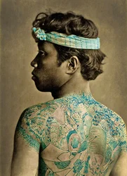 Muotokuva miehestä, jolla on perinteisiä japanilaisia irezumi-tatuointeja, noin 1880