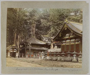 Pyhä kaivo ja varastot, Tōshō-gū, Nikko, Japani (käsinvärinen mustavalkokuva)