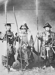 Vanhan Japanin samurai pitkällä jousella, sauvakäsivarsilla ja miekoilla aseistettu (m/w kuva)