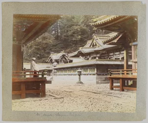 Tōshō-gū, Nikko, Japani (käsinvärinen mustavalkokuva)